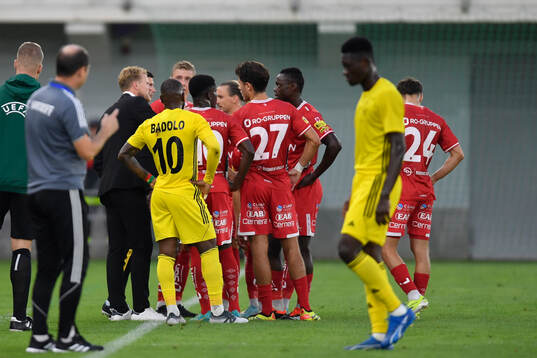 Michael Baidoo of Sheriff Tiraspol listen to the Manager
