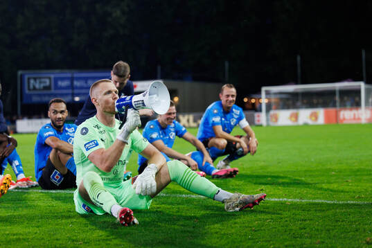 Halmstads målvakt Tim Erlandsson jublar