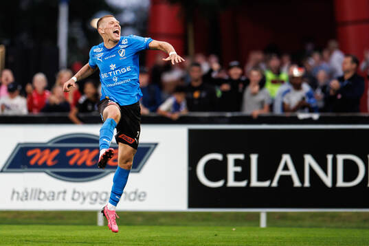Halmstads Birnir Ingason jublar