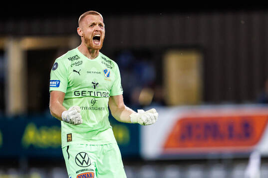 Halmstads målvakt Tim Erlandsson jublar