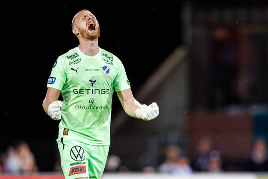 Halmstads målvakt Tim Erlandsson jublar