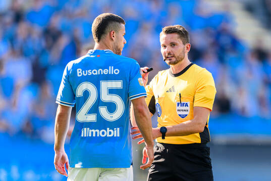 Malmö FFs Gabriel Busanello och Domare Joakim Östling