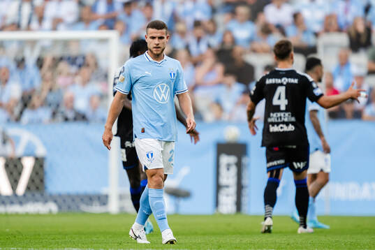Malmö FFs Gabriel Busanello deppar