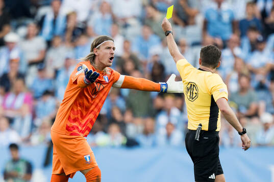 Malmö FFs målvakt Johan Dahlin reagerar på domslut