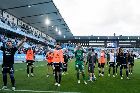 Sirius målvakt Jakob Tånnander jublar  med lagkamrater