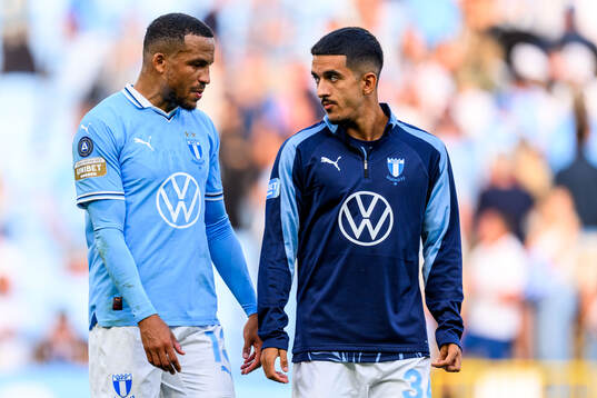 Malmö FFs Martin Olsson och Zakaria Loukili deppar