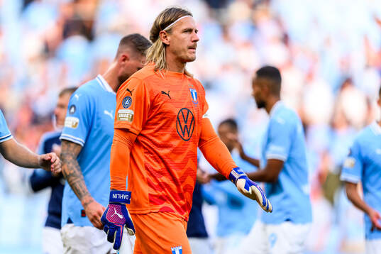 Malmö FFs målvakt Johan Dahlin deppar