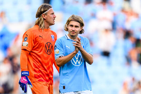 Malmö FFs målvakt Johan Dahlin och Sebastian Nanasi deppar