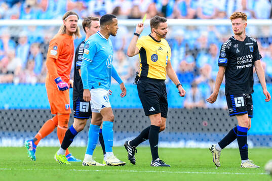 Malmö FFs Martin Olsson och Domare Joakim Östling