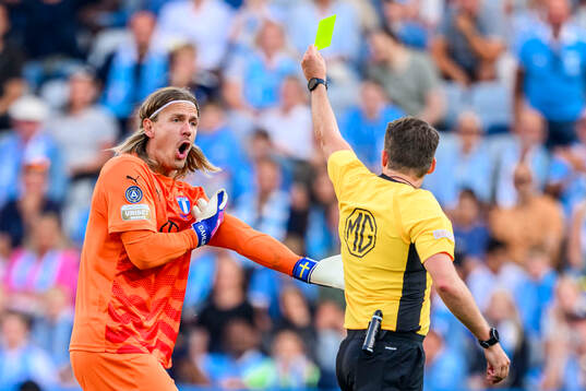 Malmö FFs målvakt Johan Dahlin reagerar mot domare Joakim