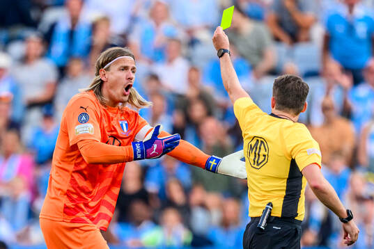 Malmö FFs målvakt Johan Dahlin reagerar mot domare Joakim