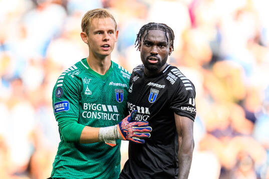 Sirius målvakt Jakob Tånnander och Patrick Nwadike