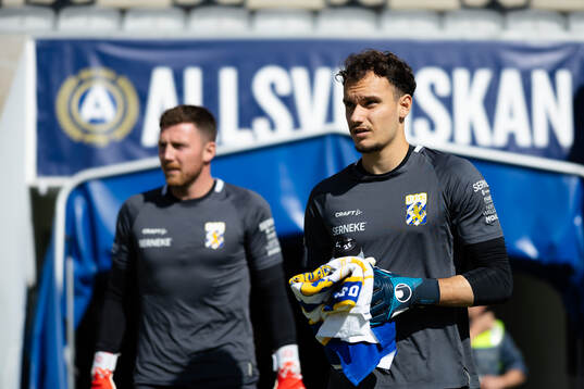 IFK Göteborgs målvakt Elis Bishesari innan