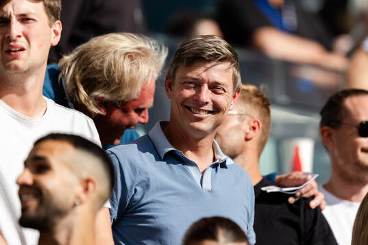Sveriges förbundskapten Jon Dahl Tomasson på läktarplats