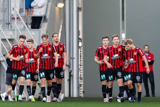 Brommapojkarnas spelare jublar med Ludvig Fritzson