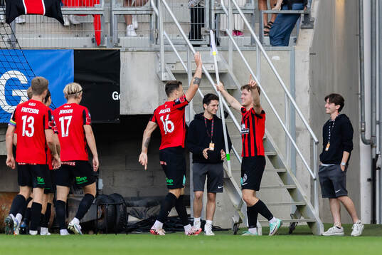 Brommapojkarnas Adam Skanning Jakobsen jublar