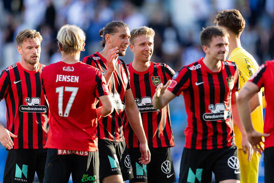 Brommapojkarnas spelare jublar
