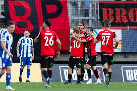 Brommapojkarnas Nikola Vasic jublar med lagkamrater