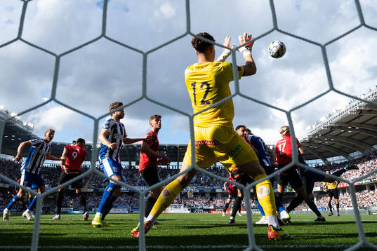 Brommapojkarnas målvakt Fabian Mrozek