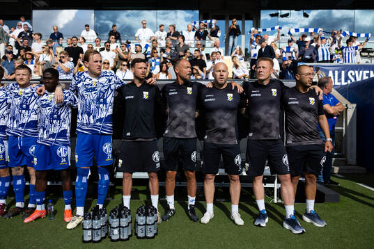 IFK Göteborgs spelare och ledare innan fotbollsmatchen i