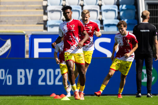Kalmars Vince Osuji på uppvärmningen