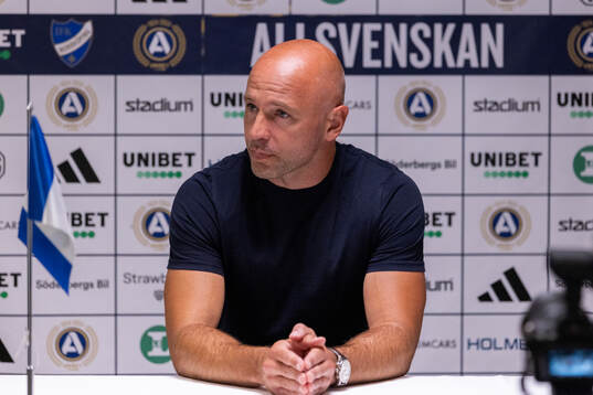 Kalmars tränare Stefan Larsson på presskonferensen