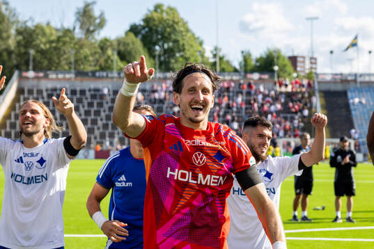 IFK Norrköpings målvakt David Mitov Nilsson jublar