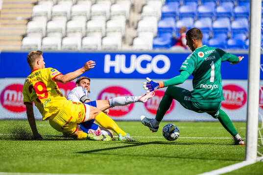 Kalmars Lars Saetra och målvakt Samuel Brolin mot IFK