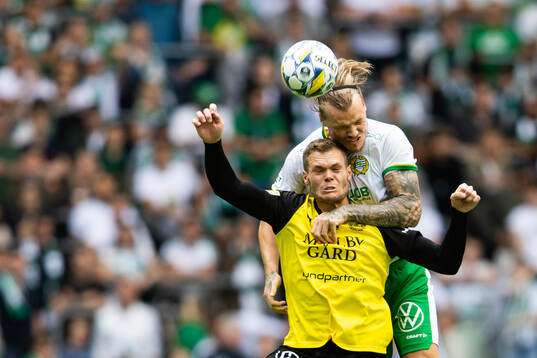 Mjällbys Jacob Bergström i en nickduell med Hammarbys