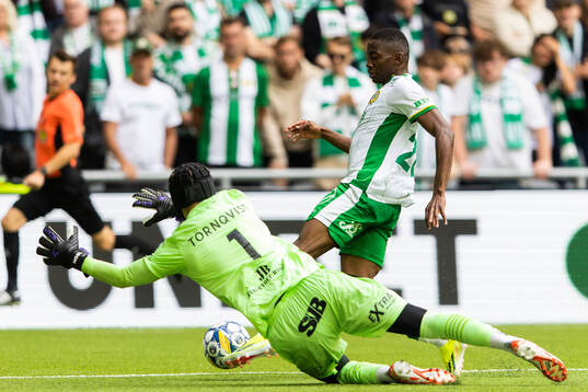 Hammarbys Bouzomana Toure utmanar Mjällbys målvakt Noel