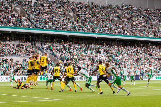 Hammarbys Nahir Besara med en frispark