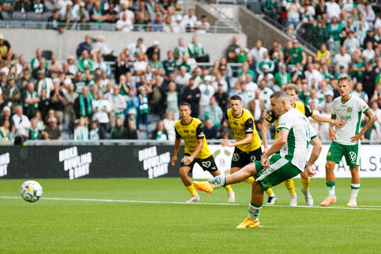 Hammarbys Oscar Johansson Schellhas med en straffspark