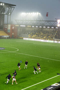 Regnet öser då Djurgårdens spelare värmer upp
