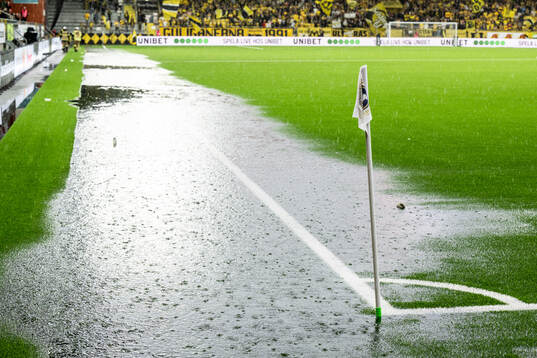 Regnet öser ner och matchen är framflyttad