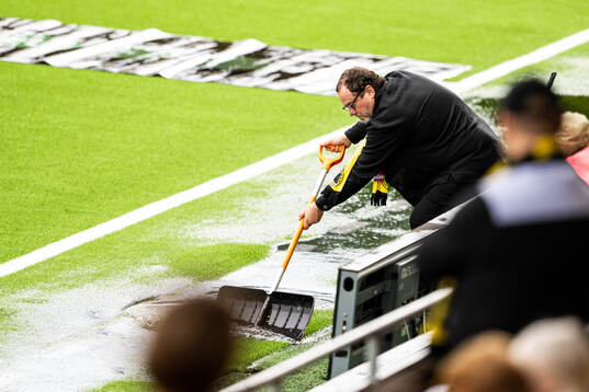 Elfsborgs ordförande Sune Lundqvist hjälper till att