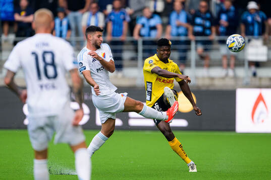 Djurgårdens Besard Sabovic och Elfsborgs Terry Yegbe