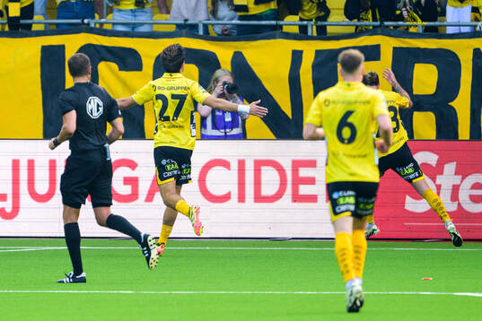 Häckens Akoua Romeo Amane jublar