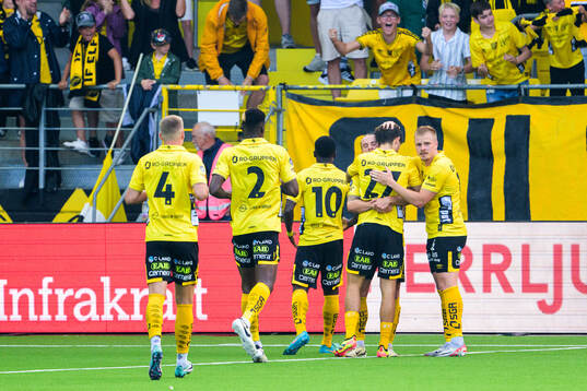 Elfsborgs Besfort Zeneli jublar med lagkamrater