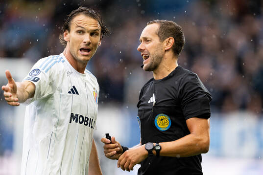 Djurgårdens Albin Ekdal diskuterar med domare Victor Wolf