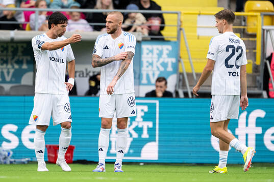 Djurgårdens Gustav Wikheim och Jacob Larsson diskuterar