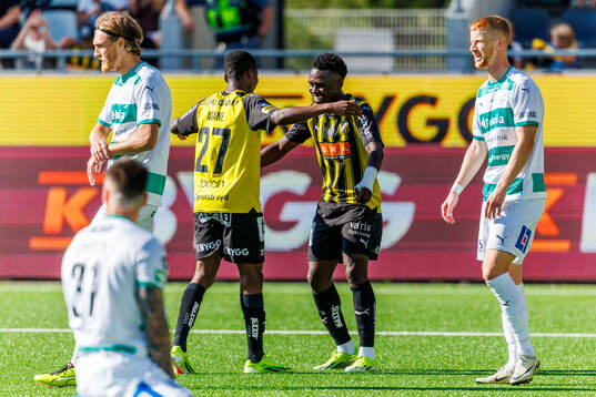Häckens Akoua Romeo Amane och Zeidane Inoussa jublar