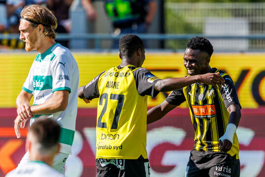 Häckens Akoua Romeo Amane och Zeidane Inoussa jublar