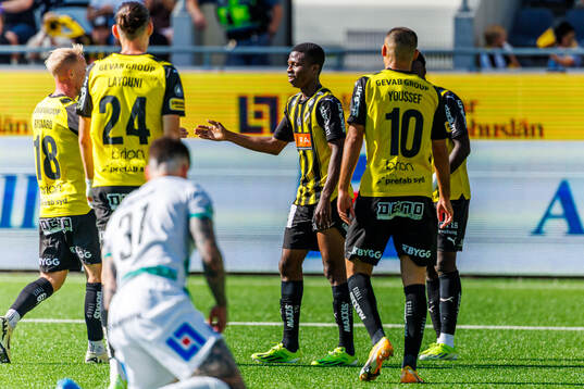 Häckens Akoua Romeo Amane och Zeidane Inoussa jublar