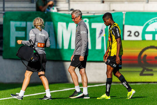 Häckens Akoua Romeo Amane lämnar planen med skada