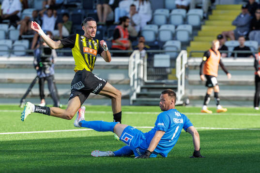 Häckens Amor Layouni gör 3-0 bakom Västerås målvakt