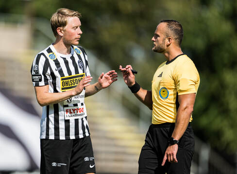 Landskronas Adam Egnell i diskussion med Domare Rinon Hasani