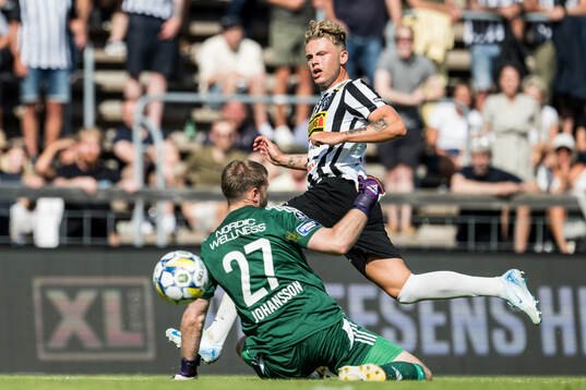 Landskronas Frederik Ihler  och Gefles målvakt Tobias