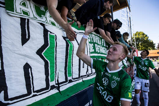 Brages Christopher Redenstrand jublar