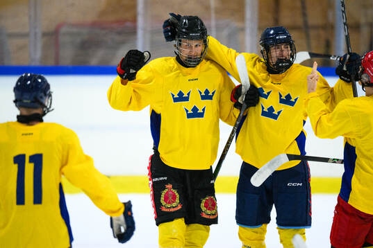 Jakob Ihs Wozniak celebrates with teammates