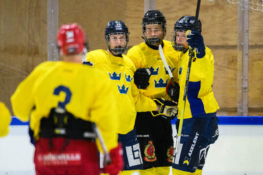 Jakob Ihs Wozniak celebrates with teammates